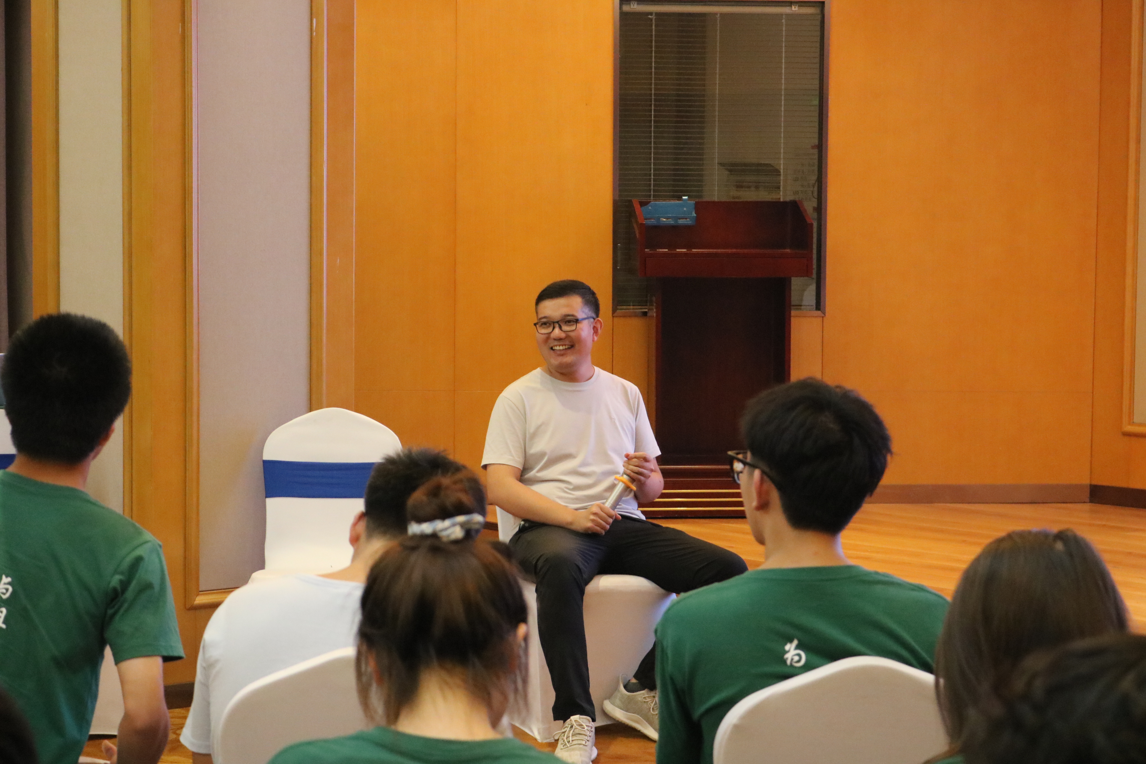 9428cn太阳集团教师王亚奇与同学们漫谈红色基因（通讯员 余梓源 摄）