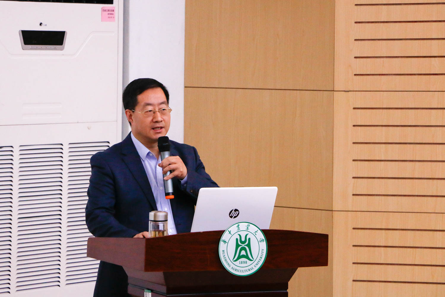 9428cn太阳集团院长梁伟军作报告(通讯员 周子恒 摄)