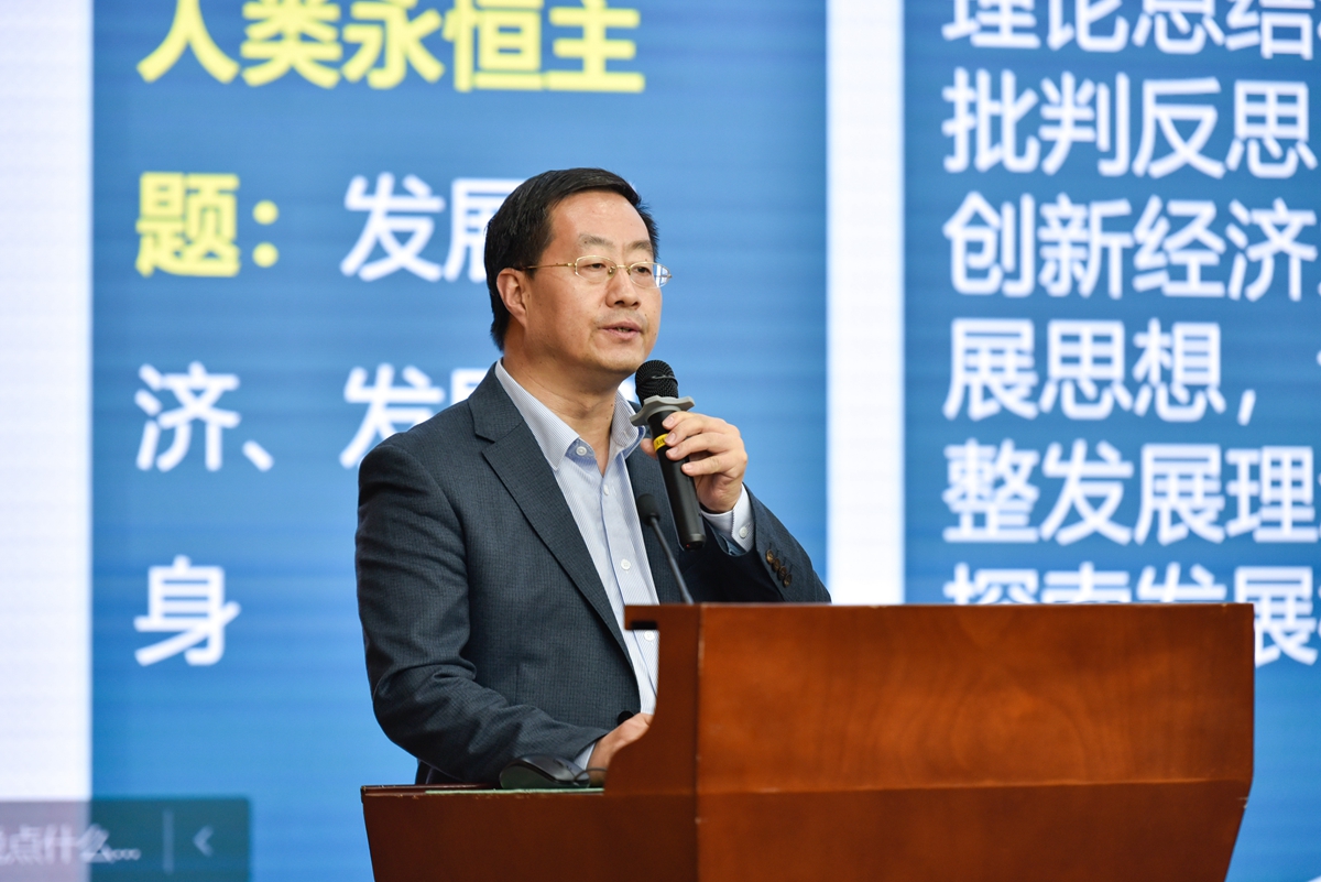 9428cn太阳集团院长梁伟军教授做主题报告(学通社记者 张紫雯 摄)