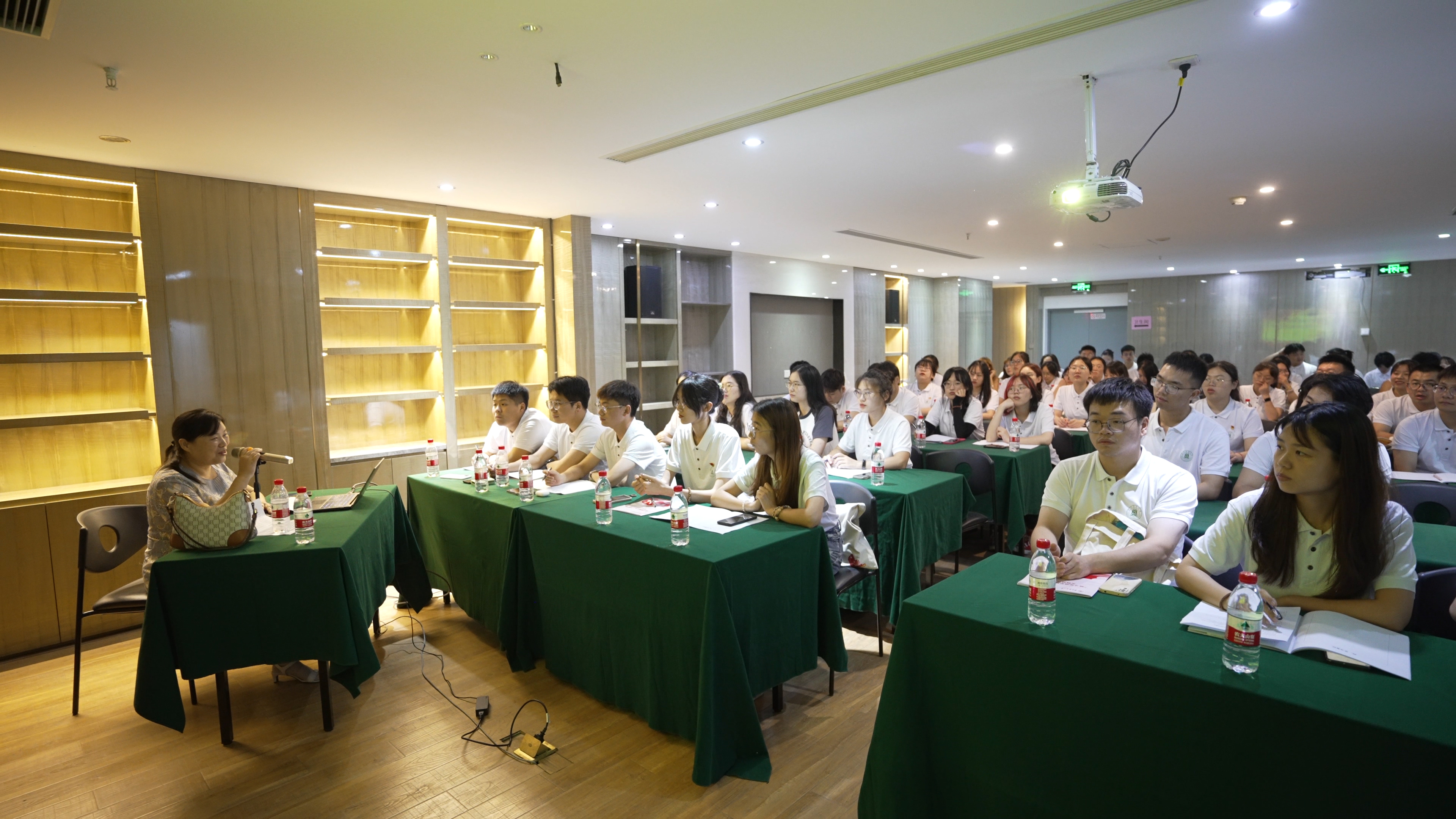 上海交通大学9428cn太阳集团副教授石武英讲授主题党课(通讯员 戴壮 摄)