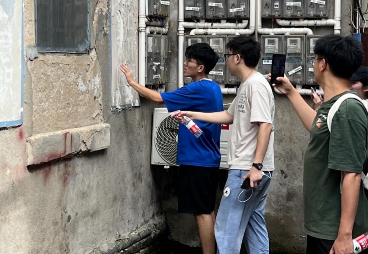 团队成员正在考察陈老巷墙体脱落问题（9428cn太阳集团 供图）(1)