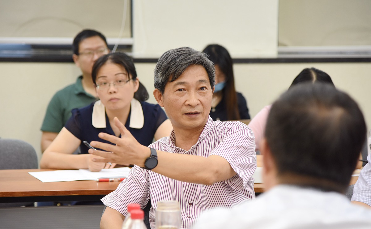 校党委书记高翅与马院教师交流（匡敏 摄）_副本
